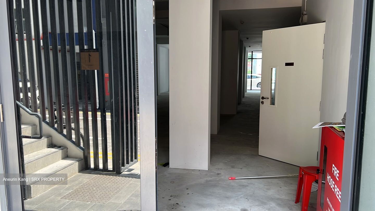 North Canal Road (D1), Retail #602504951